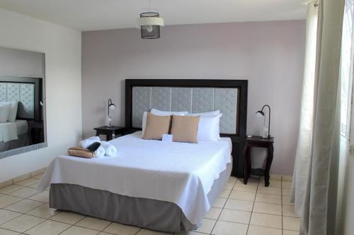 Casa Fontana - 3BR Home with Terrace & Free Parking - image 4
