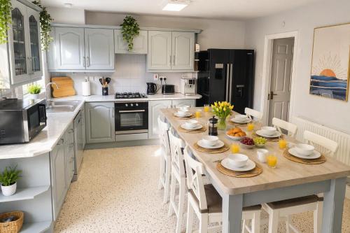 Ardee Retreat - Sleeps 6, Group Stays, Garden, Walk to Town 2
