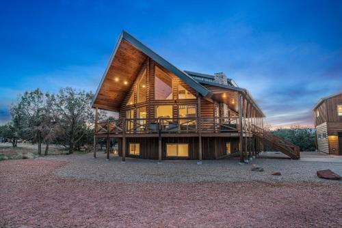 . Copper Rock Ridge- Luxury, Pool Table, Hot Tub between Zion and Bryce