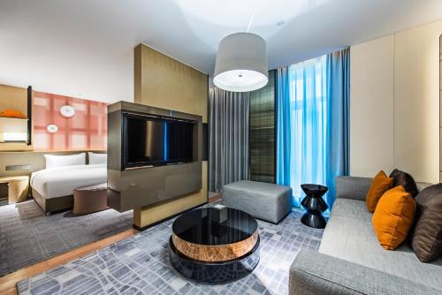 1 king bed, 2 sofa beds