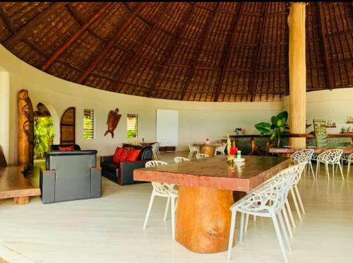 Restaurant, Black Pearl Resort in Luganville