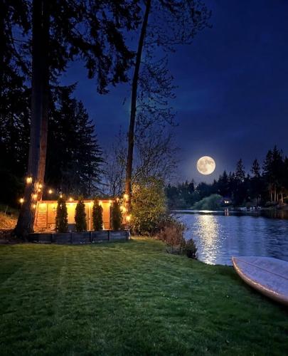 Birdsong lakeside serenity retreat