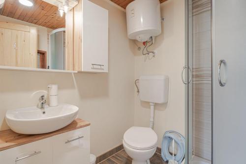 Dušš, Lodge Trtinka /w Terrace & BBQ in Nature - Happy Rentals in Sempeter