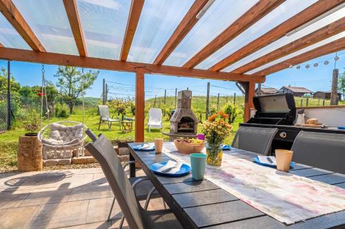 Seadmed, Lodge Trtinka /w Terrace & BBQ in Nature - Happy Rentals in Sempeter