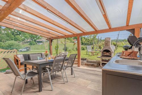 Seadmed, Lodge Trtinka /w Terrace & BBQ in Nature - Happy Rentals in Sempeter