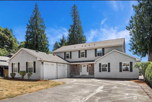 Luxurious white home retreat in Cascade-Fairwood (WA)