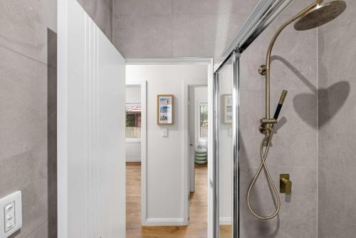 Inviting Single Room with Sunlit Comfort - Matraville - Shared Bathroom and Amenities in Little Bay