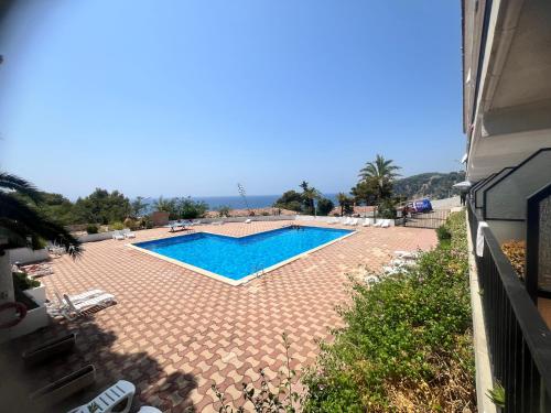Sea View Studio with Pool