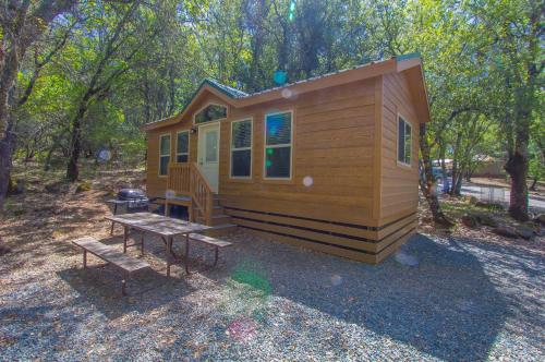 . Oakzanita Springs Camping Resort Cottage 4