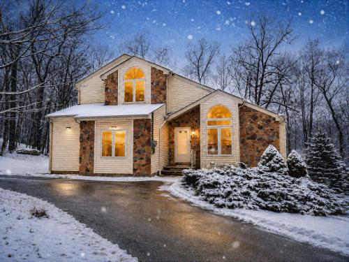 Serenity Falls - Stylish 4Bdr Mountain Retreat, Hot Tub, Pool in Bushkill (PA)