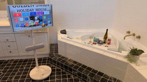 Work And Unwind Retreat King Bed Love Heart Hot Tub For 2 Game Room Cinema On The Bed 500mbps Wifi I - 시드니