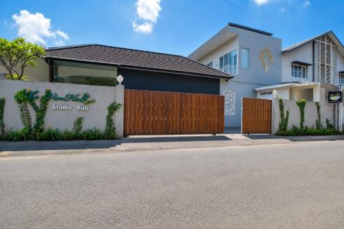Entrance, Townhouse Oak The Vinhill Studio in Denpasar