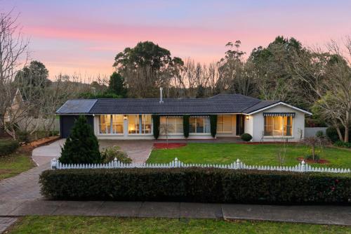 Casa Cypress, Home Near Bowral with Garden and BBQ in Bowral