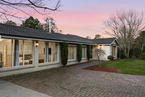 Casa Cypress, Home Near Bowral with Garden and BBQ in Bowral