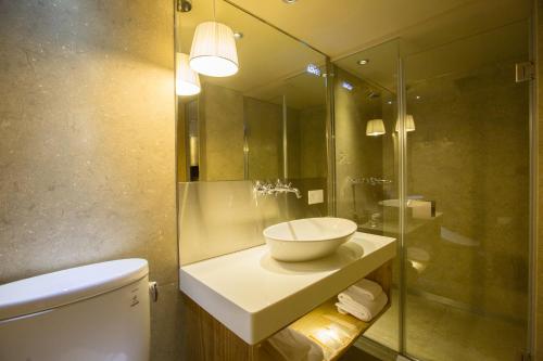 Deluxe Double Room image 2