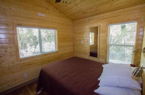 Oakzanita Springs Camping Resort Cottage 3