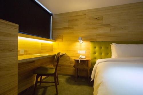 Deluxe Double Room image 7