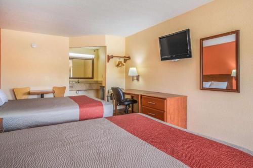 Rodeway Inn & Suites – Macon, GA