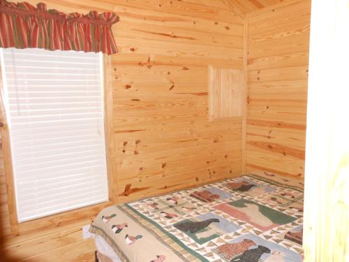 Oakzanita Springs Camping Resort Cabin 1 - image 2