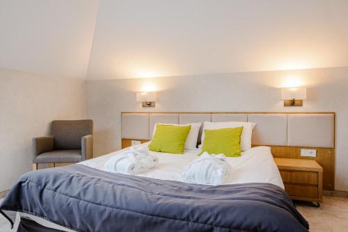 1 queen bed, 1 sofa bed