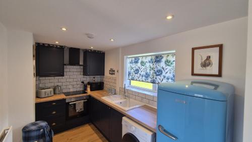 кухня, Peaceful & Secluded Farm Cottage With Games Room in Monikie