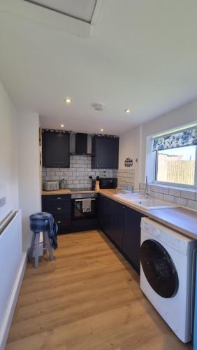 кухня, Peaceful & Secluded Farm Cottage With Games Room in Monikie