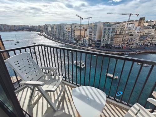 Seafront on Spinola Bay Adult Couples Only Aged 30 plus - Location saisonnière - San Ġiljan
