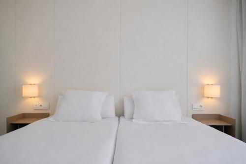2 twin beds