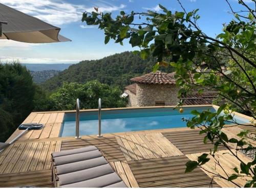 Haut de maison en pierre jardin et piscine vue mer