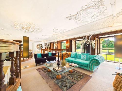 NEW Luxurious Umberslade Hall Retreat By Signature Stays with Cinema Room in Dorridge
