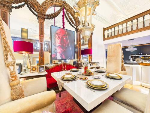 NEW Luxurious Umberslade Hall Retreat By Signature Stays with Cinema Room in Dorridge