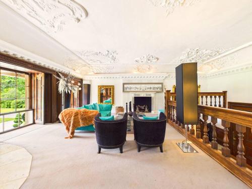 NEW Luxurious Umberslade Hall Retreat By Signature Stays with Cinema Room in Dorridge