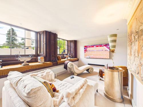 NEW Luxurious Umberslade Hall Retreat By Signature Stays with Cinema Room in Dorridge