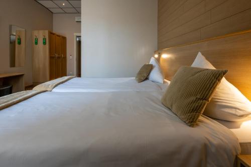 2 twin beds