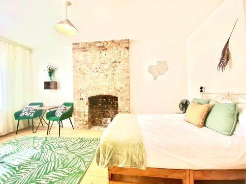 London's Central East End 2 Bedroom City Apartments 2
