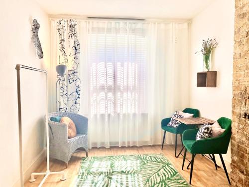 London's Central East End 2 Bedroom City Apartments 4