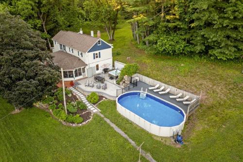 . Pool | Hot Tub | 3 Min to Lake | Pets Allowed