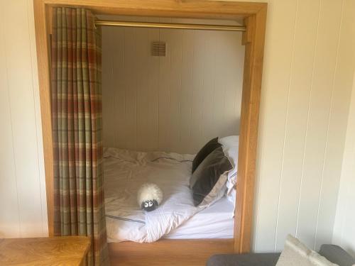 Astwell Mill Luxury Shepherds Hut in Helmdon