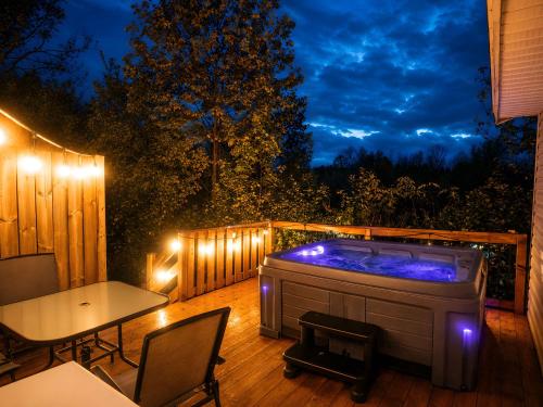 Relaxing Chalet Getaway with Spa Fireplace & BBQ