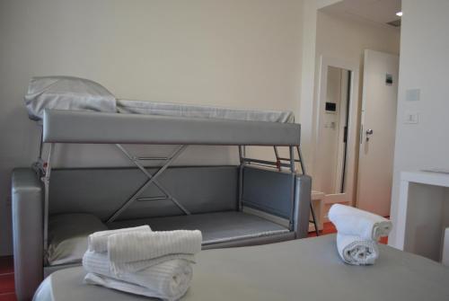 1 queen bed, 1 sofa bed