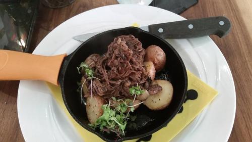 La-sagesse Cottage Inn Restaurant Bar and Museum in โครินท์