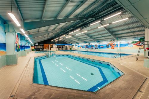 Басейн, Hunters Quay Holiday Village in Sandbank