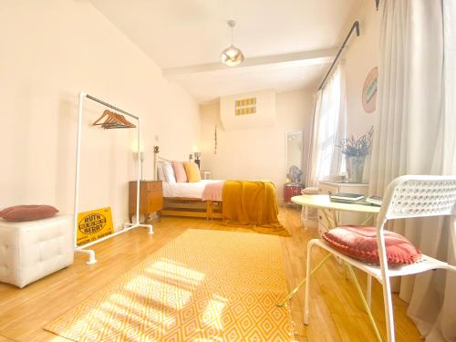 London's Central East End 2 Bedroom City Apartments 3