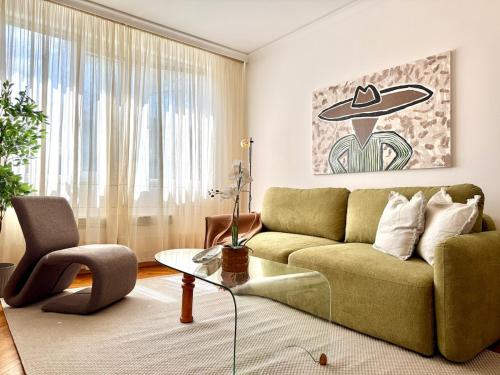 Cosher - Designer 1BR - Art-Filled Sofia Retreat