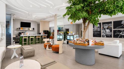 Restaurant, HARRIS Hotel & Conventions Ciumbuleuit Bandung in Dago