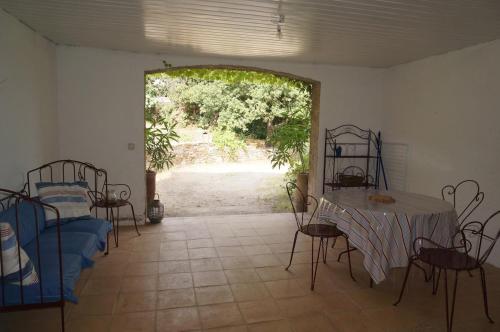 Deux pièces cosy en Corse, piscine et jardin pittoresque (Deux pieces cosy en Corse, piscine et jardin pittoresque) in Venzolasca