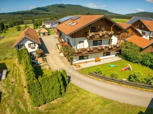 Hans-Girgl-Hof in Langdorf im Landkreis Regen, Deutschland