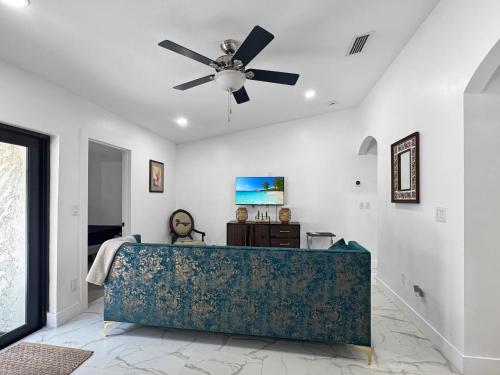 Shared lounge/TV area, Ten Palms Vacation Home in The Hammocks