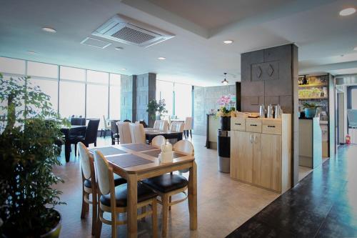 Restaurant, EINS Hotel near Seogwipo Maeil Olle Market