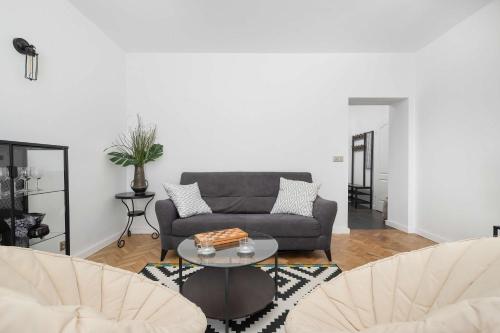 A Unique Apartment on the Wrocław Market Square with a Balcony by Noclegi Renters - image 5